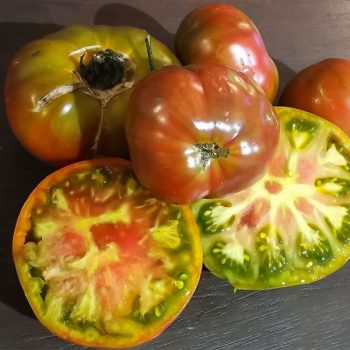 Populārākās tomātu šķirnes tomāti pārgriezti uz pusēm tuvplānā