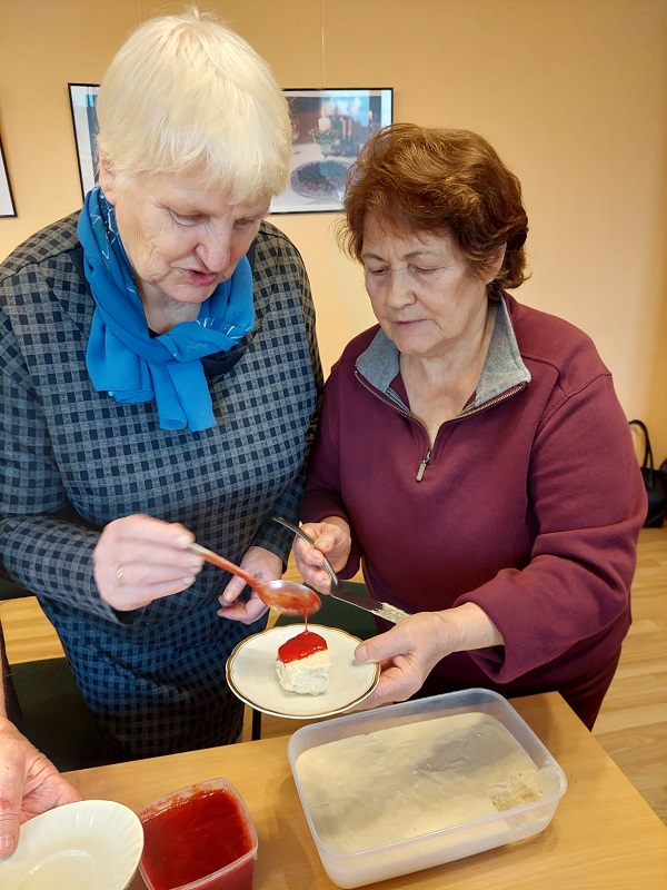 saldais pupiņu krems ar zemeņu mērci